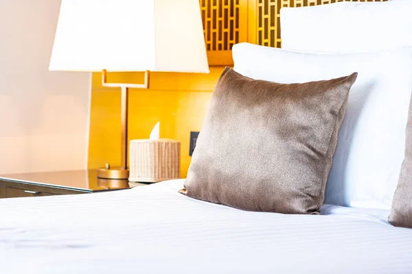 Hermosa almohada blanca cómoda de lujo en la cama y manta dec — Foto de Stock