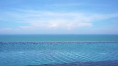 Güzel dalgalı denizin sakin görüntüleri.