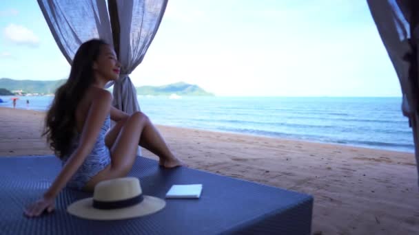 Beeldmateriaal Van Mooie Aziatische Vrouw Ontspannen Kust Tijdens Zomer Vakantie — Stockvideo