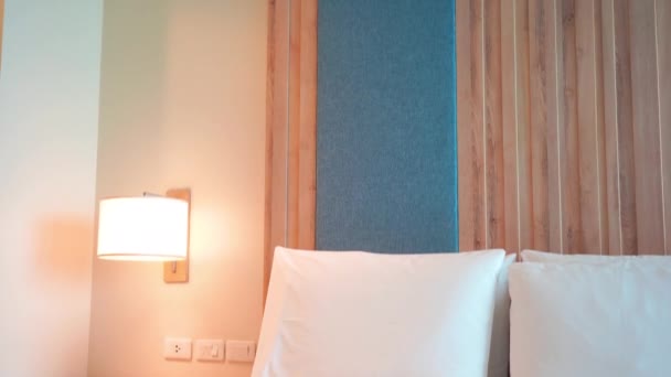 Záběry Luxusně Zařízené Ložnice Hotelu — Stock video