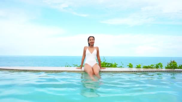 Bilder Vacker Asiatisk Kvinna Som Kopplar Poolen Hotellet — Stockvideo