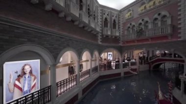 Çin, Macau - 8 Eylül 2018 Macao - Macao 'da alışveriş merkezi olan güzel lüks Venedik Otel ve Kumarhanesi