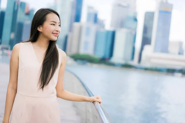 Beautiful asian woman smile and happy to travel in singapore cit — Stock Photo, Image