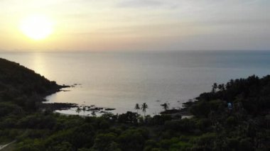 Güzel dalgalı denizin sakin görüntüleri.