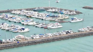 Güneşli bir günde limandaki yatların hava görüntüleri.