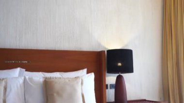 Oteldeki lüks mobilyalı yatak odasının görüntüleri.