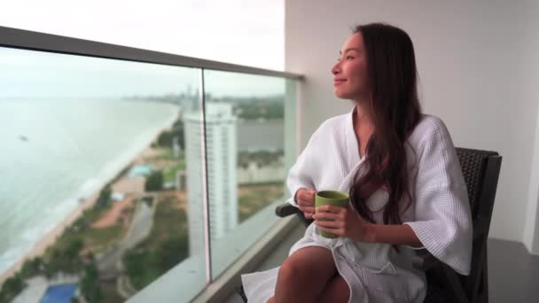 Séquences Femme Asiatique Sur Balcon Sur Bord Mer Pendant Les — Video