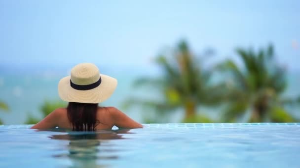 Metraje Mujer Asiática Relajándose Piscina Durante Las Vacaciones Verano — Vídeos de Stock