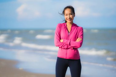 Portre güzel genç Asyalı kadın çalışan ve t üzerinde egzersiz