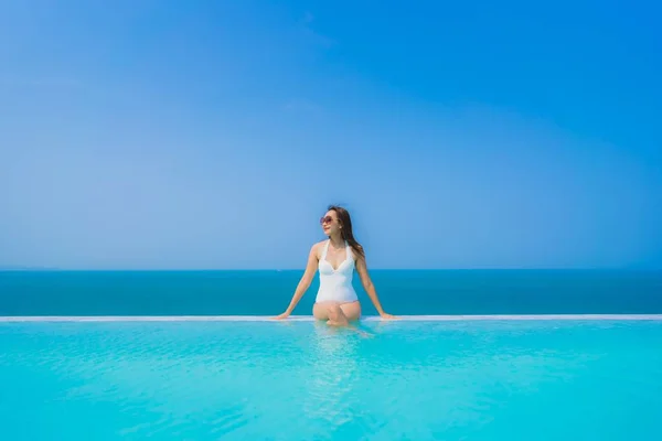 Retrato hermosa joven asiática mujer feliz sonrisa relajarse en swimmi — Foto de Stock