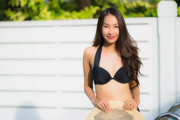 Retrato bonito jovem asiático mulher feliz sorriso relaxar ao redor ou — Fotografia de Stock