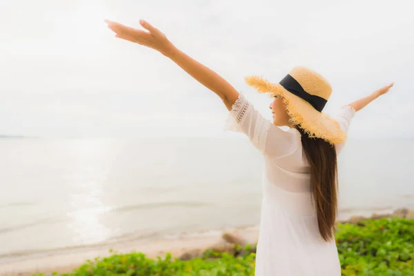 Ritratto bella donna asiatica indossare cappello con sorriso felice svago — Foto Stock