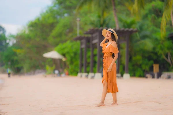 Retrato bonito jovem asiático mulher feliz sorriso relaxar no ser — Fotografia de Stock