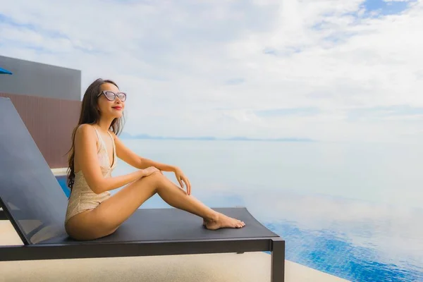 Retrato joven asiático mujer relajarse sonrisa feliz alrededor de natación poo — Foto de Stock