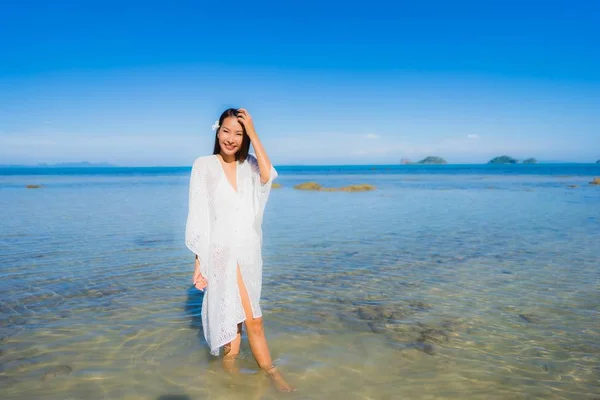 Portrait beautiful young asian woman looking sea beach ocean for — Stock Photo, Image