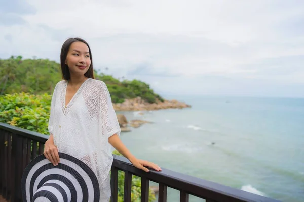 Portrait belle jeune femme asiatique regardant mer plage océan pour — Photo