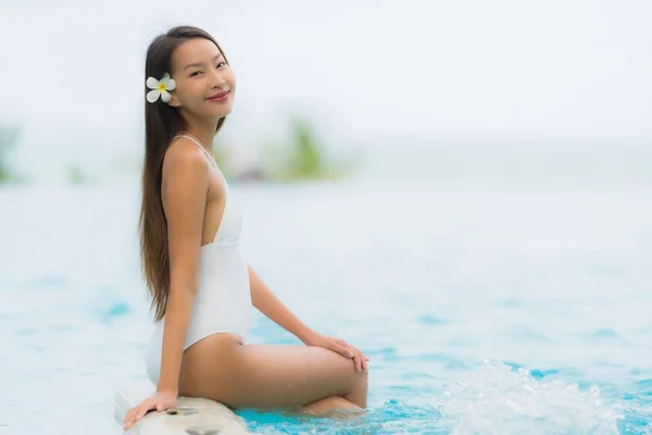 肖像 年轻的 亚洲 女人 快乐 微笑 放松 周围 游泳 便 — 图库照片