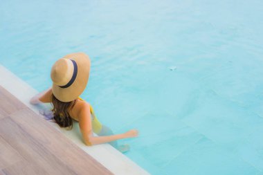 Portre asya güzel genç kadın mutlu gülümseme etrafında rahatlayın