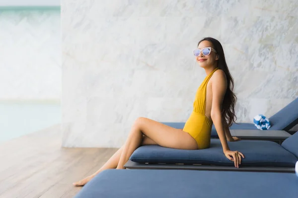 Retrato asiático bonito jovem mulher feliz sorriso relaxar ao redor ou — Fotografia de Stock