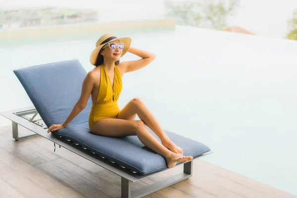 Retrato asiático bonito jovem mulher feliz sorriso relaxar ao redor ou — Fotografia de Stock