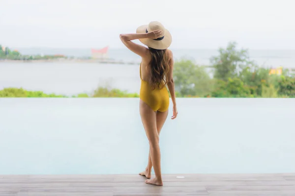 Retrato asiático hermosa mujer joven feliz sonrisa relajarse alrededor ou —  Fotos de Stock