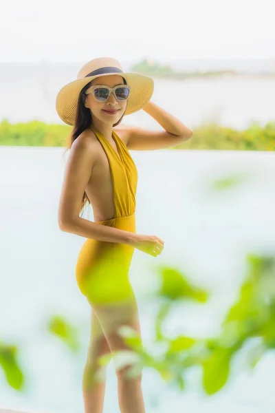 Retrato asiático hermosa mujer joven feliz sonrisa relajarse alrededor ou — Foto de Stock