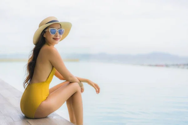 Retrato asiático hermosa mujer joven feliz sonrisa relajarse alrededor ou —  Fotos de Stock