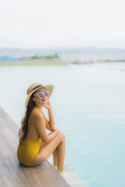 Retrato asiático hermosa mujer joven feliz sonrisa relajarse alrededor ou — Foto de Stock