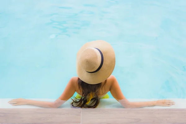 Retrato asiático bonito jovem mulher feliz sorriso relaxar ao redor ou — Fotografia de Stock