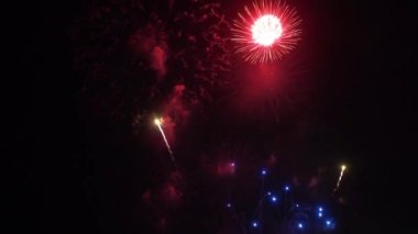 Gece gökyüzünde patlayan havai fişeklerin yakın çekim görüntüleri.