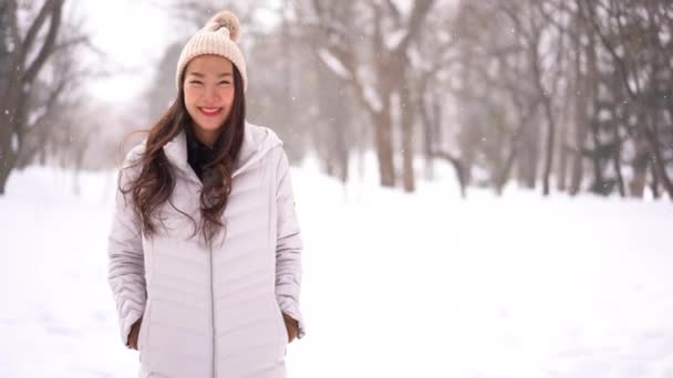 Felvételeket Gyönyörű Ázsiai Télen Kabát Nézi Kamera Alatt Havazás — Stock videók