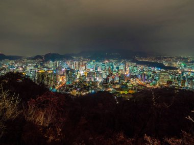 Geceleri Seoul şehir etrafında bina güzel mimari