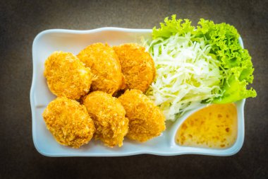 Derin yağda kızartılmış karides pasta veya topu sebze ile