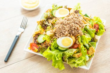 Ton balığı et ve yumurta taze sebze salatası ile