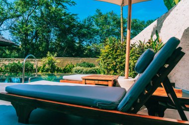 Şemsiye ve sandalye yakın deniz okyanus plaj wi yüzme havuzu etrafında