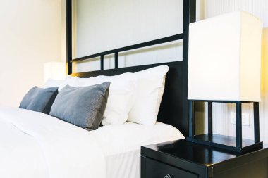 Hafif lamba ile yatakta güzel lüks rahat yastık