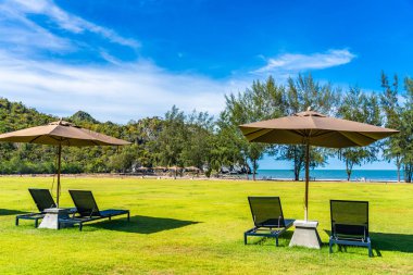 Şemsiye ve c ile deniz ve plaj güzel açık manzara