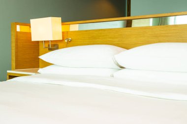 B yatak dekorasyonu üzerinde güzel lüks rahat beyaz yastık