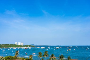 Mavi gökyüzünde Pattaya şehir güzel deniz Okyanusu Körfezi manzara