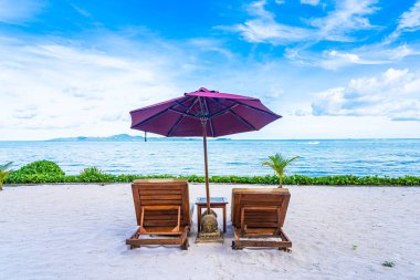 Boş sandalye güverte ve plaj deniz Okyanusu güzel manzara