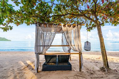 Tropikal plaj deniz Okyanusu üzerinde boş yatak koltuğu ve salon 