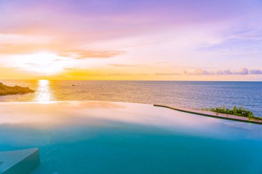 Se ile otel beldesinde güzel açık sonsuzluk yüzme havuzu