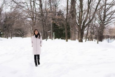 Kar kazanmak seyahat için mutlu gülümseyen güzel genç Asyalı kadın