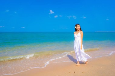 Portre güzel genç Asyalı kadın mutlu üzerinde boş zaman gülümsemek 