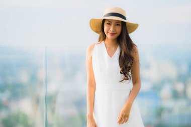 Portre güzel genç Asyalı kadın mutlu gülümseme ro üzerinde Relax