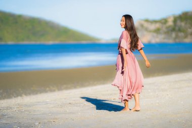 Portre genç güzel Asyalı kadın gülümseme ve mutlu yürümek