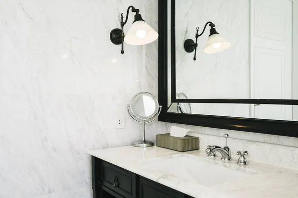 Hermoso lavabo blanco de lujo y facuet interior de agua de baño — Foto de Stock