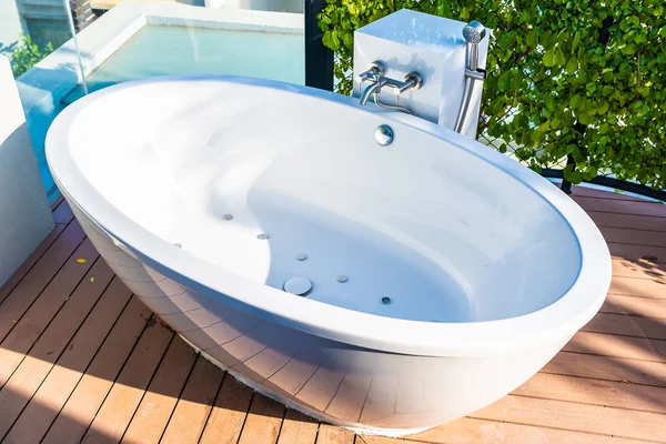 Schöne Luxus weiße Badewanne Dekoration Innenraum des Badezimmers — Stockfoto