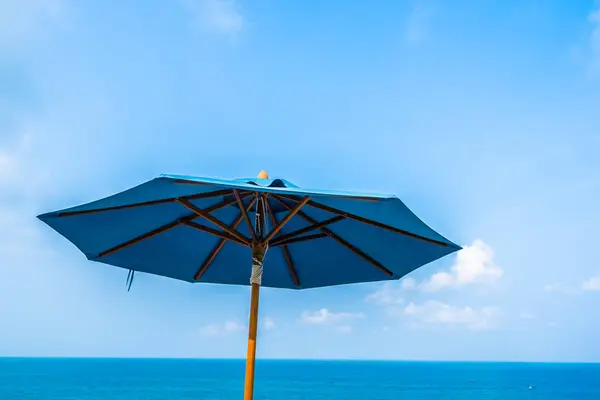 Μπλε χρώμα ομπρέλας με σύννεφο ωκεανό ουρανού και της θάλασσας — Φωτογραφία Αρχείου
