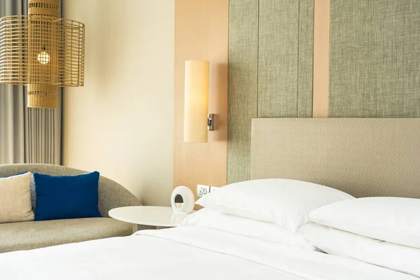 美しい快適な枕とベッドの装飾毛布 — ストック写真